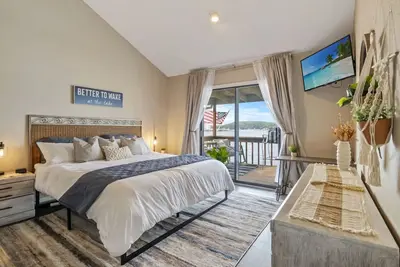 Image de Ozark Upper Deck – Top Floor Waterfront Condo!