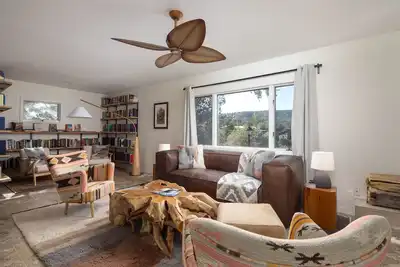 Image de A large luxury red rock escape. Minutes from hiking! Pool, hot tub, and yoga