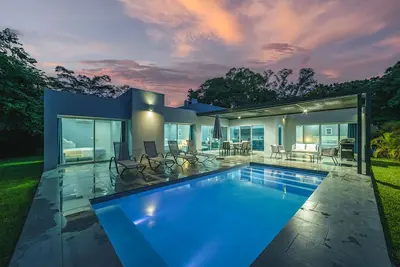 Image de Luxury 3br Home w\/Pool, Near Beach & Downtown