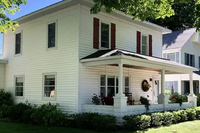 Image de House located in downtown Frankfort • 5 blocks from Lake Michigan!