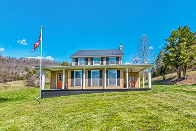 Image de Bonnie Blue Farmhouse: Charming home in rural Tn!