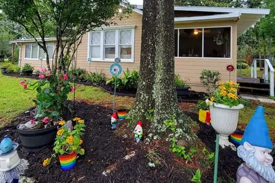 Image de Magnolia Gnomes and Gardens, Large Fenced yard and Pets Stay Free! !