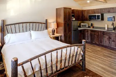 Image de Studio Suite #11 at The Lodge | Minutes from Sunapee Harbor and Mount Sunapee