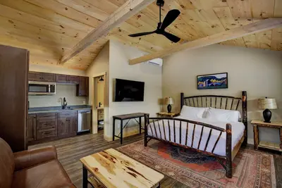 Image de Studio Suite #1 at The Lodge | Minutes from Sunapee Harbor & Mount Sunapee