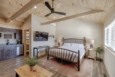 Image de Studio Suite #3 at The Lodge | Minutes from Sunapee Harbor & Mount Sunapee