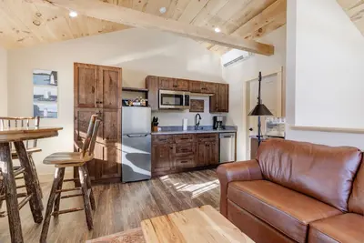 Image de 1 Bed\/1. 5 Bath Suite #10 at The Lodge | Minutes from Sunapee Harbor & Mt Sunapee