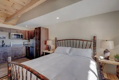 Image de Studio Suite #4 at The Lodge | Minutes from Sunapee Harbor & Mount Sunapee