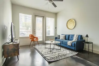 Image de Remarkable 1br King Suite | Pool, Parking + Gym A