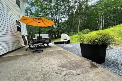 Image de New! Cheerful Lrg 4 Bdr - Hot Tub, Outdoor Dining