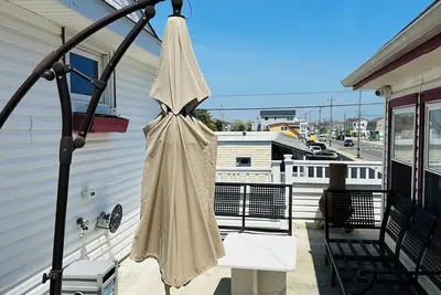 Image de Brand-new Asian Wood style 4 Bedroom in Surf City
