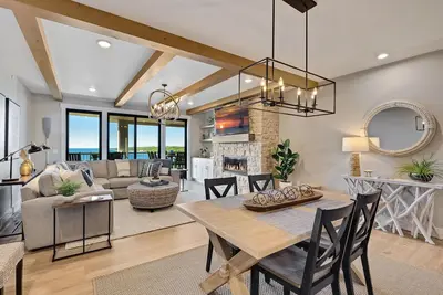 Image de 302 with a View! Luxury 2 bed 2 bath condo with amazing views of Sister Bay
