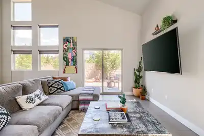 Image de Urban Downtown Loft - Close to Ua/Entire Home/Walk Downtown