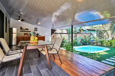 Image de Two Bedroom House on main road. Middle of Town, Great Private Yard