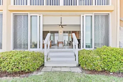 Image de Step right on to the beach from this 2br/2ba ground floor condo located in Retreat V