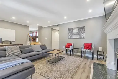 Image de 2 Living rooms+Xl bedrooms+Patio&Grill+3 Ba!