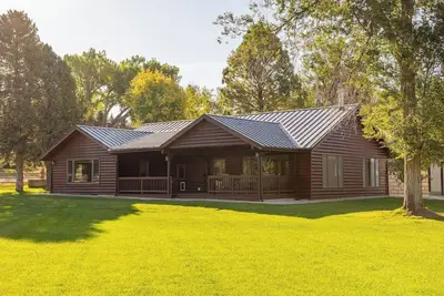 Image de Great Shell Wyoming Escape- open concept living space, base of the Bighorn Mountains!