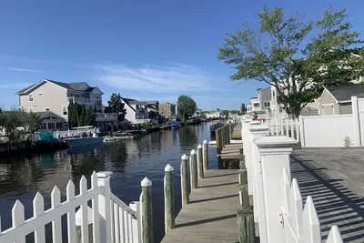 Image de Spacious romantic house on the water & just minutes from Ship Bottom Beach 🏖