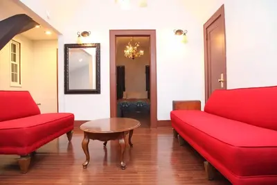 Image de Attic Apt 1 Bed Walk Though House Up