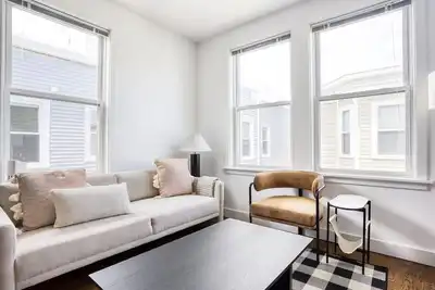 Image de Sunny East Cambridge 3br w/ W/D, steps from Lechmere, by Blueground