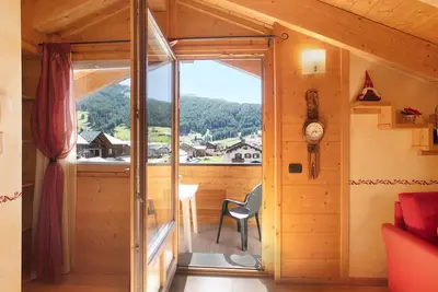 Appartement de vacances 'Baita Dei Ski App 6' près des pistes avec 2 balcons et Wi-Fi.
