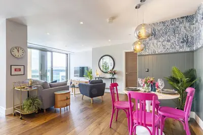 Image de A premium stay that sleeps 6 guests in 2 bedrooms