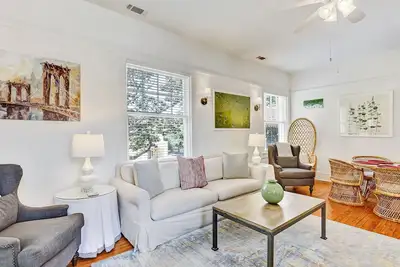 Image de Funky 2 Bedroom in Starland | Heated Pool Access