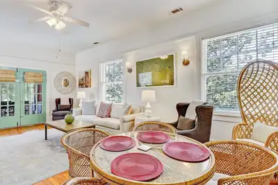 Image de Amazing 4 Bedroom Home | Heated Pool Access