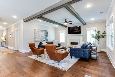 Image de New Stylish and Cozy Normaltown Home - Book Today