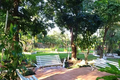 Image de Muy cerca del centro de Areguá, con un extenso Jardín, y Piscina