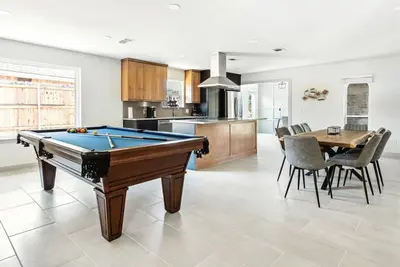 Image de Remodeled 4 bedroom home with pool and pool table