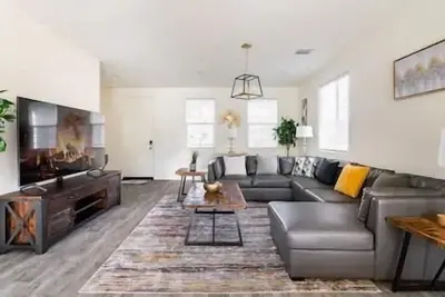 Image de Spacious Modern Home near Sierra Lakes Golf Course