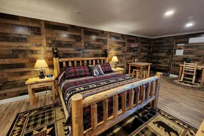 Image de Modern Rustic Apartment Across from National Park!