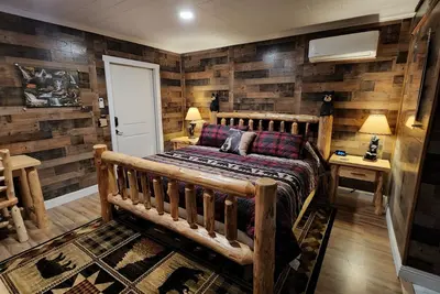Image de Modern & Rustic Apt Across from National Park!