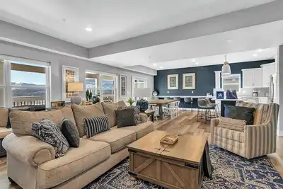 Image de Labor Day Open! Lakefront with Views! Golf Cart! Private Hot Tub! Loaded Game Room! Free Tickets!
