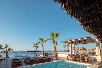 Image de Luxury Beachside Living, a Step Away from Beach!