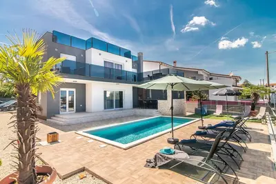Image de Villa de luxe avec piscine privée et vue mer