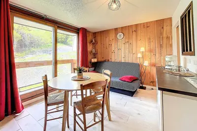 Image de Charmant Studio Rénové 5 Pers, Balcon Sud, Skis aux Pieds, Piscine Chauffée, Près Commerces et Esf