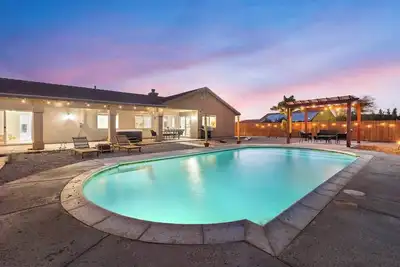 Image de Joshua Tree 5br Getaway w/ Heated Pool & Hot Tub!