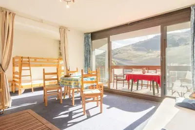 Image de Studio lumineux au centre avec balcon et piscine