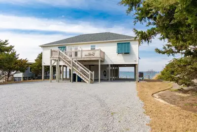 Image de Sounds Perfect - Bright and airy sound front home w/dock. 2 blocks to the beach!