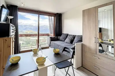 Image de Studio rénové au pied des pistes avec balcon, Wifi gratuit et accès piscine