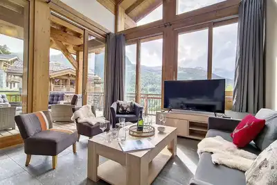 Image de Chalet Coron · Confort supérieur · Sauna et Wifi · Accès direct aux pistes · Parking couvert