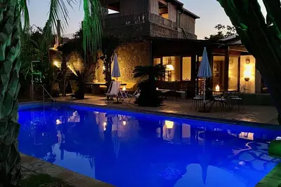 Image de \"Bougainvillea cottage\" with garden, swimming pool and spa hot tub