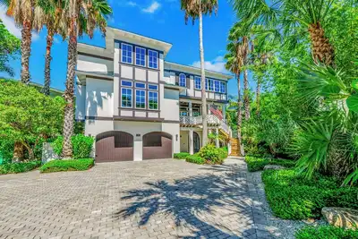 Image de Luxury Home with Pathway to the Beach! Secluded Pool and Spa!