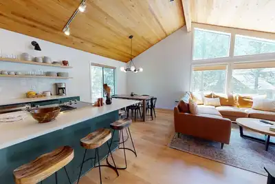 Forest Retreat with Hot Tub, Bbq & A/C