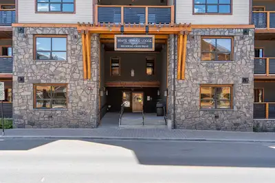 Panorama Rocky Views! Luxurious 2Brs\/1Den\/2Ba, w\/Hot Tub, the Heart of Downtown