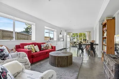 Image de Bright 3-Bedroom Unit with Parking and Kitchenette