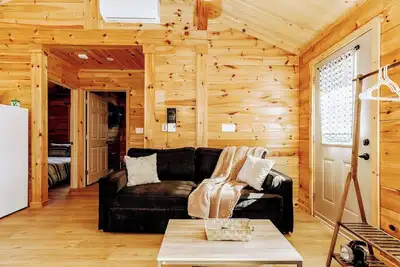 Image de Rustic Log Cottage w/Firepit Bbq, close to lakes, vineyards, zipline & Ski Martock