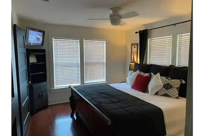 Image de Tyler's Texas Rose, a beautiful 2br\/1ba house with back yard