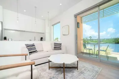 Image de Luxury 1Bdr Waterfront Apt w/ Pool, Hot Tub+ Gym